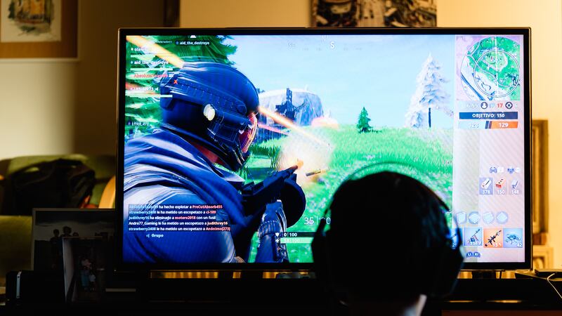 Menor de edad jugando Fortnite