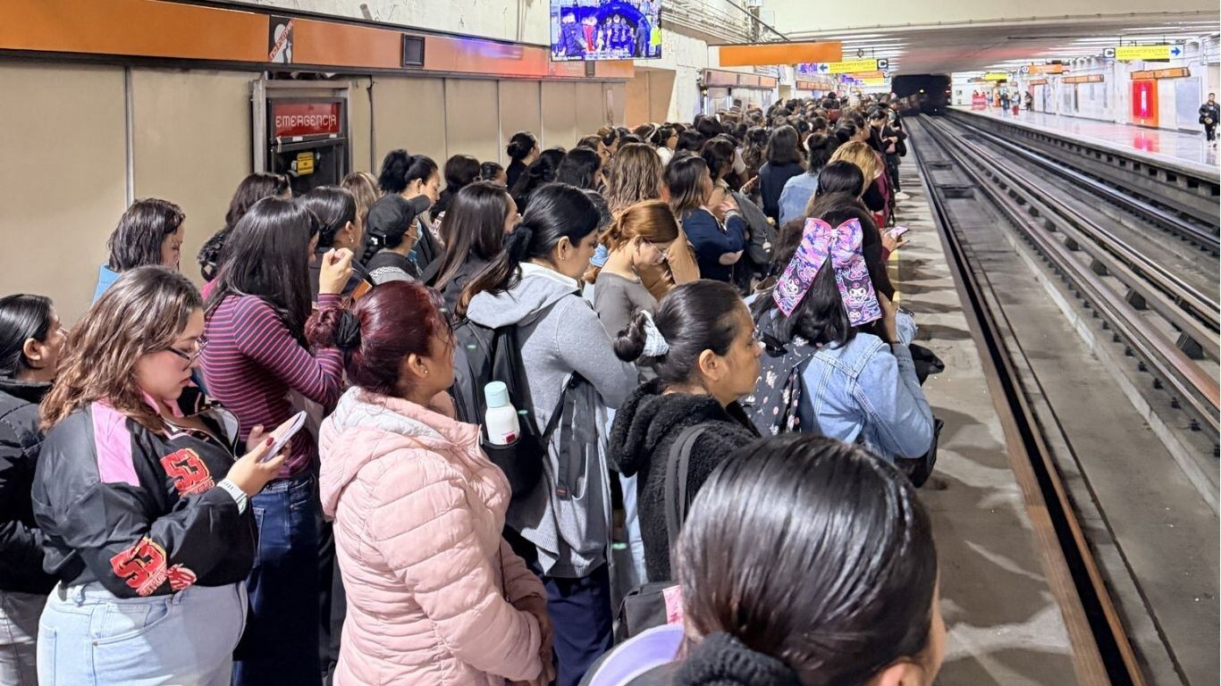 Caos en el Metro CDMX hoy: Línea 7 colapsa por retiro de tren y usuarios reportan retrasos