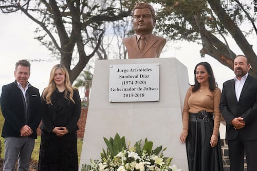 Homenajean a Aristóteles Sandoval con develación de busto; destacan que investigaciones continúan