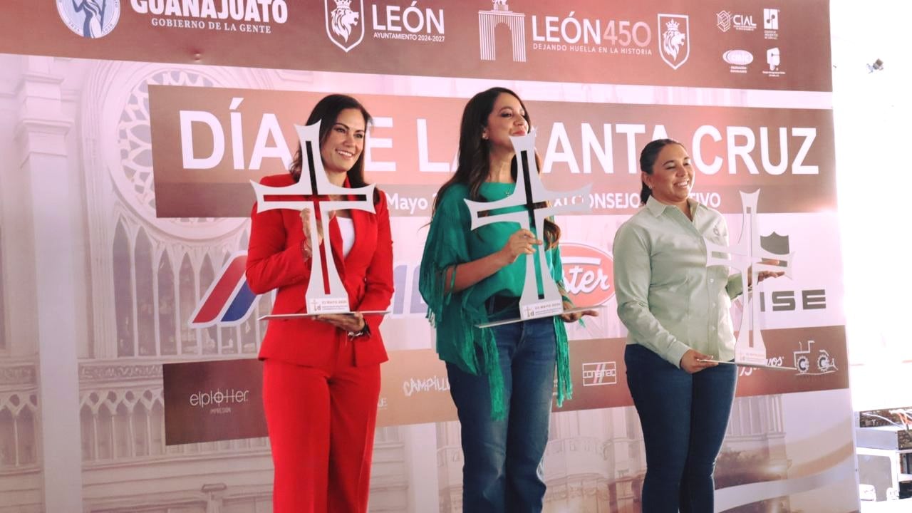 La gobernadora de Guanajuato celebró el Día de la Santa Cruz en León junto a integrantes del sector construcción y la alcaldesa de León.