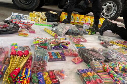 ¿Cuáles son los riesgos de portar pirotecnia en el Metro y por qué está prohibida?