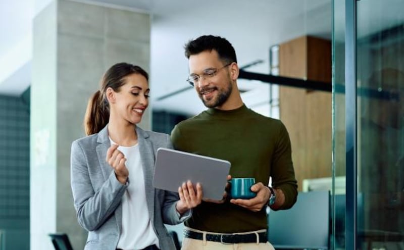 El peligro oculto de ser “demasiado amable” en el trabajo, según experta