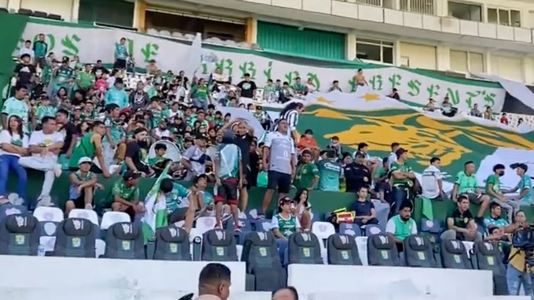 Cientos de aficionados se dieron cita al Nou Camp