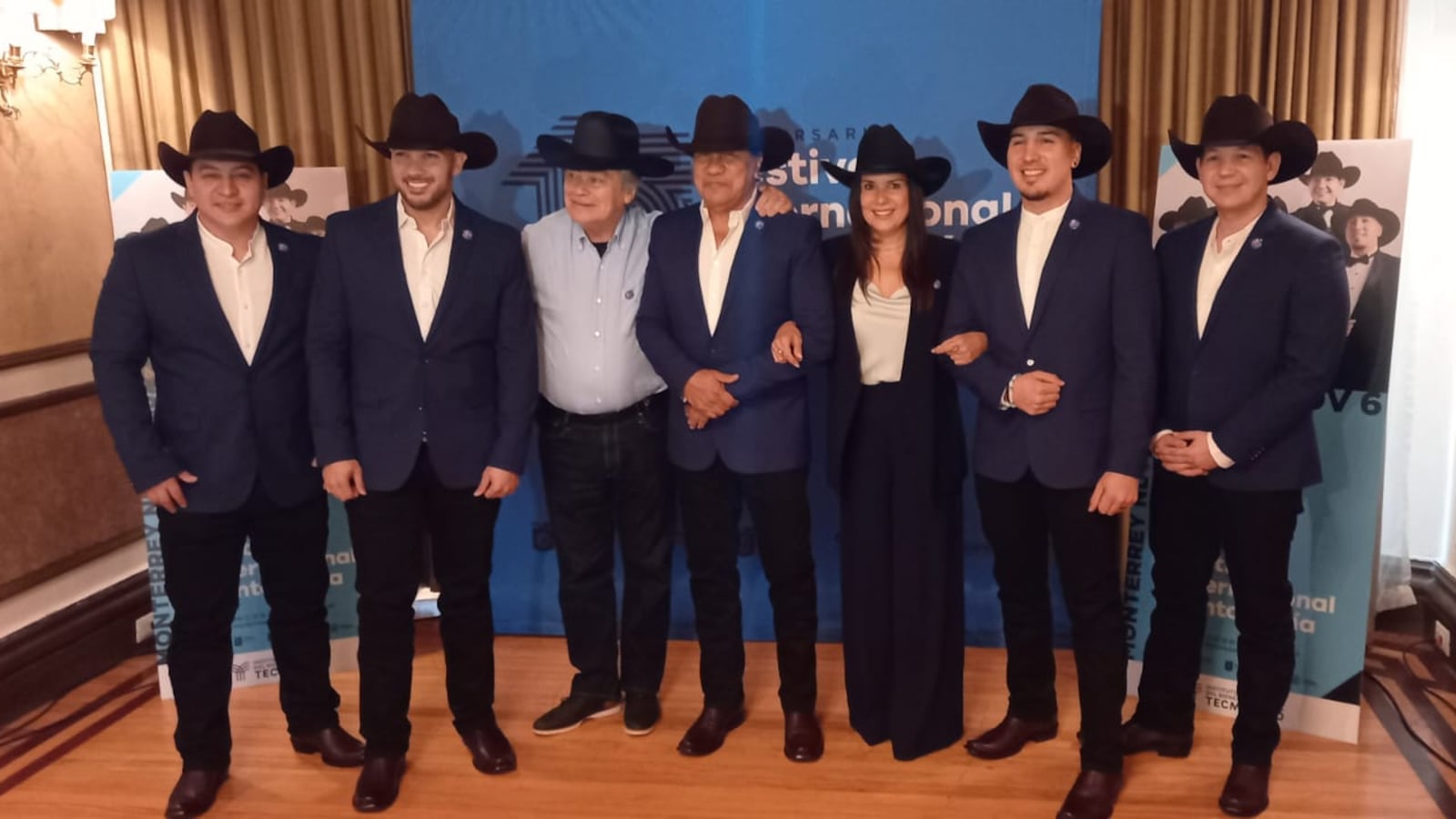 Los integrantes de Bronco, Lorenia Canavati von Borstel, presidenta del patronato del FISL y Eduardo Diazmuñoz, director de la OSUANL.