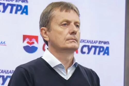 VIDEO: Político serbio sufre un derrame cerebral durante transmisión en vivo