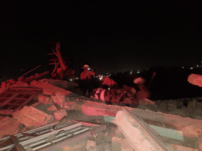 La familia que habitaba la planta alta escapó cuando el edificio comenzó a crujir.