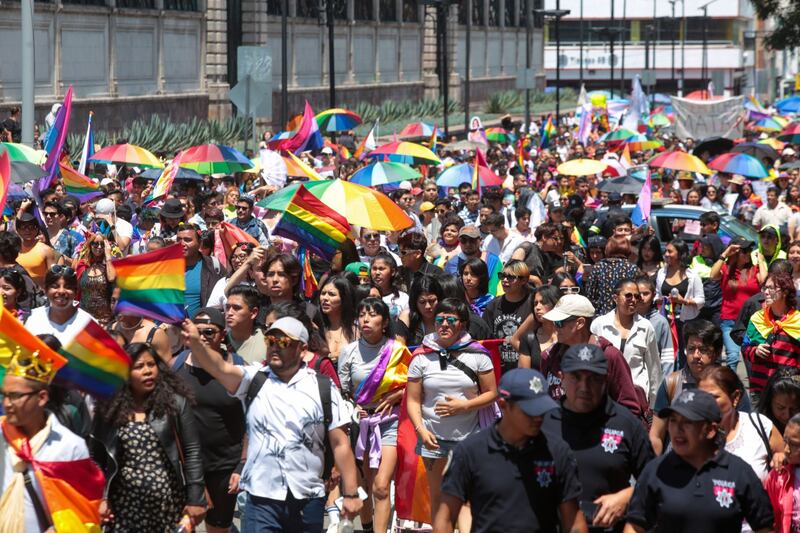 A pesar de las marchas festivas, existen problemas de salud mental entre la comunidad de jóvenes LGBTQ+