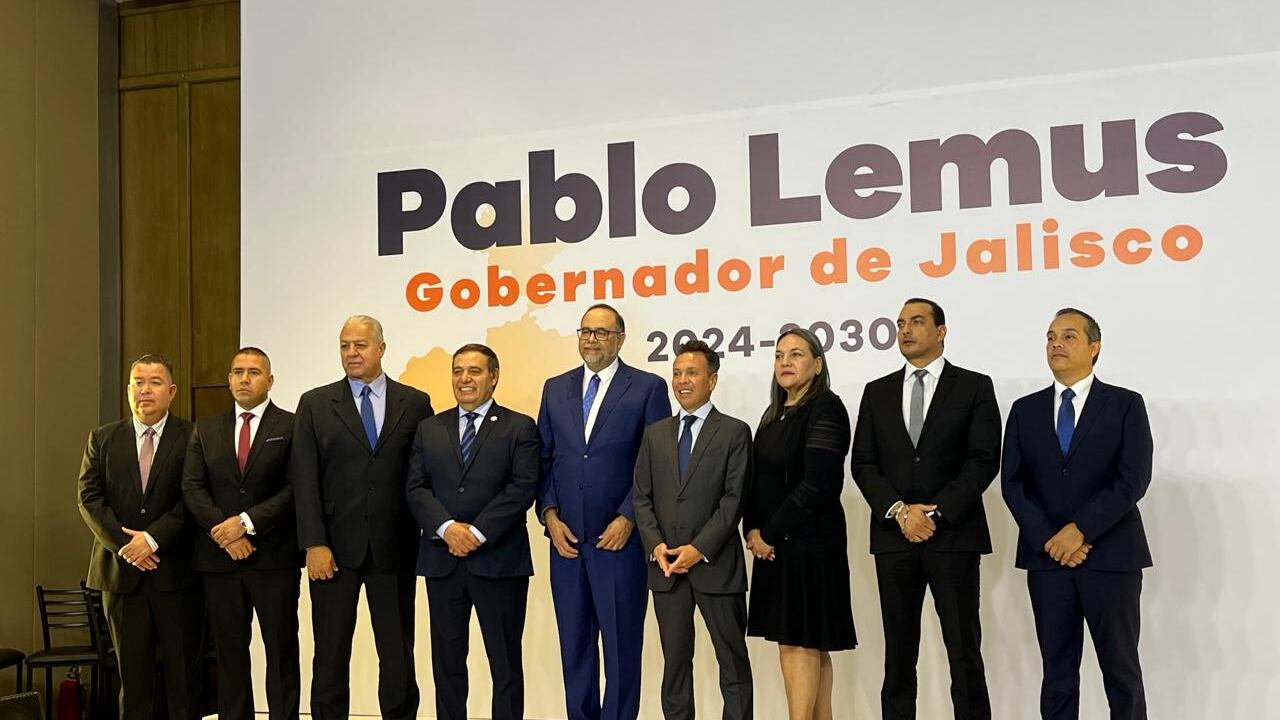 El gobernador electo de Jalisco, Pablo Lemus Navarro, presentó su gabinete de seguridad, una de las más nutridas, con ocho perfiles, la presentación fue en hotel de la zona Minerva de Guadalajara.