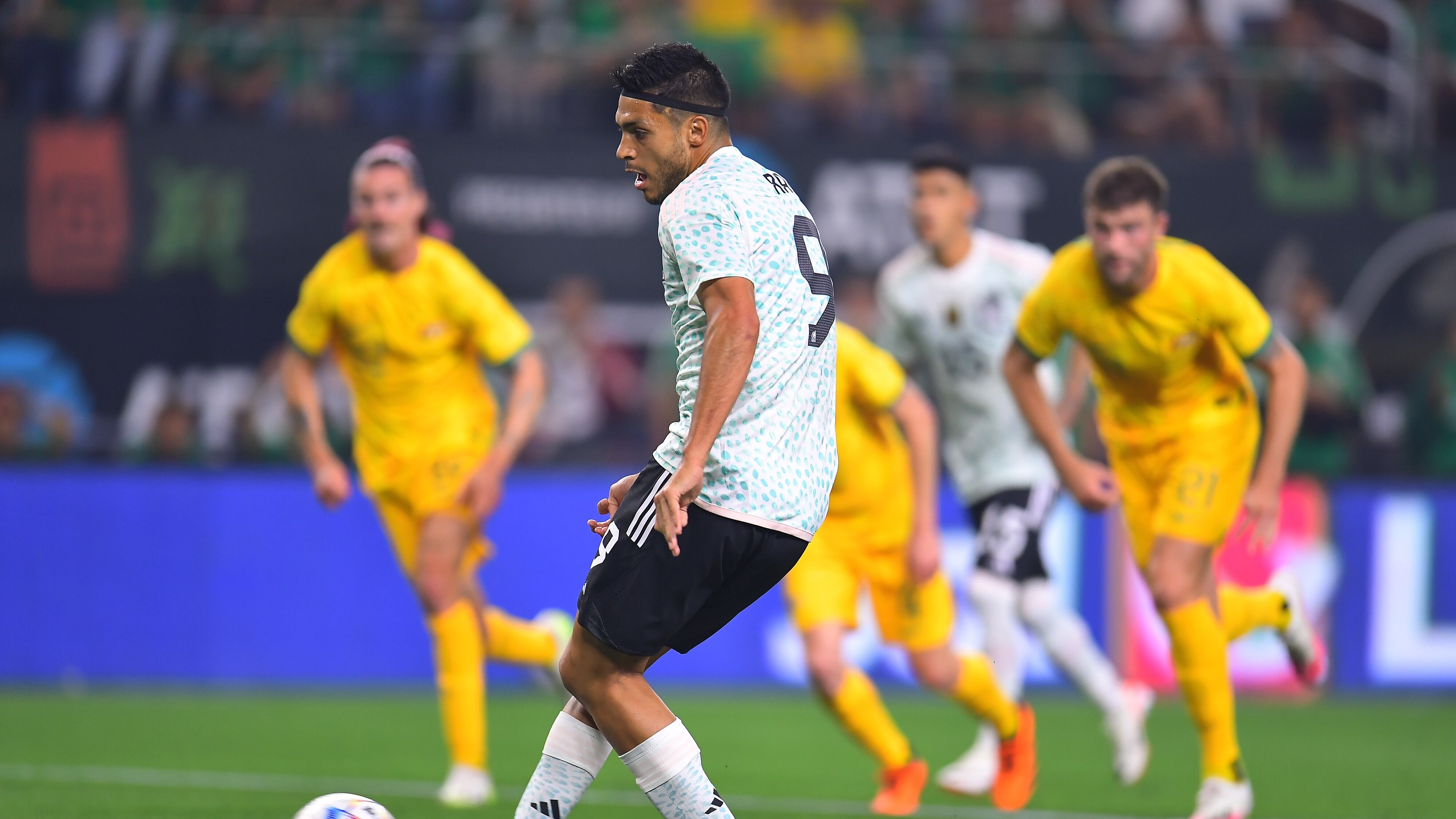 Raúl Jiménez sustituirá a Santiago Giménez en la delantera.