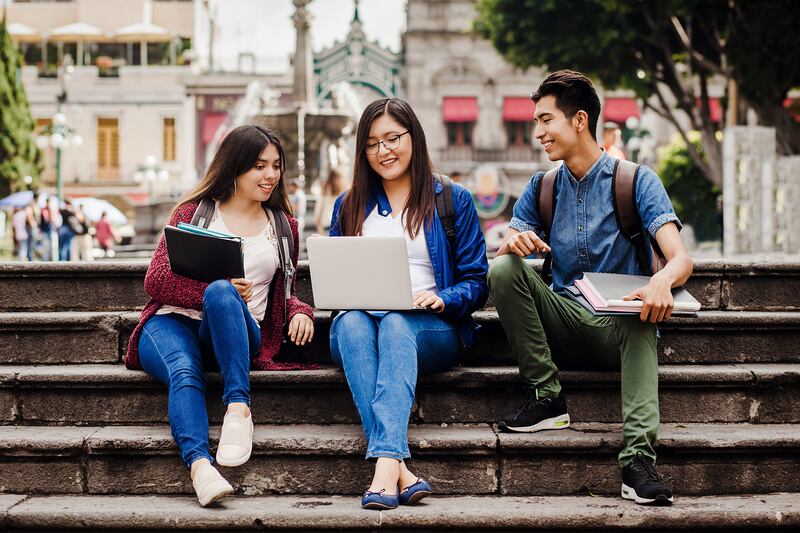 Tanto si eres un profesional consolidado como un recién egresado, todos necesitan actualizarse en términos de estudio y aprendizaje para conseguir mejores oportunidades de empleo
