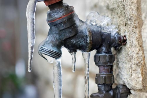 ¿Qué riesgos corren las tuberías de agua por con la tormenta invernal y cómo protegerlas?