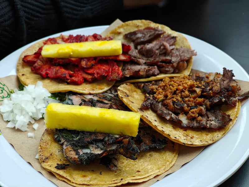 Descubre cómo una icónica marca de calzado y una popular taquería unieron fuerzas para lanzar un diseño de tenis que celebra la cultura, el sabor y el ritmo de México.