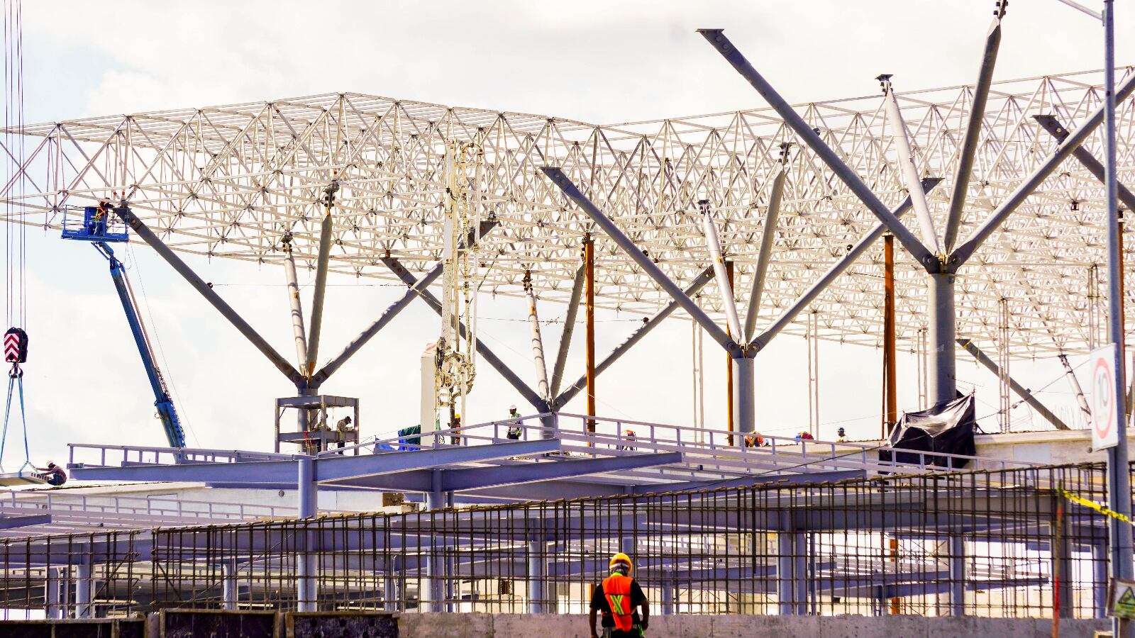 La economía se va a desacelerar después de las elecciones de 2024; el precio del dólar tendrá altibajos y habrá volatilidad financiera, señaló el director general de Santander México.