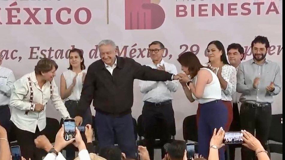 Momento en el que alcaldesa de Tecámac, Mariela Gutiérrez le besó la mano a AMLO.