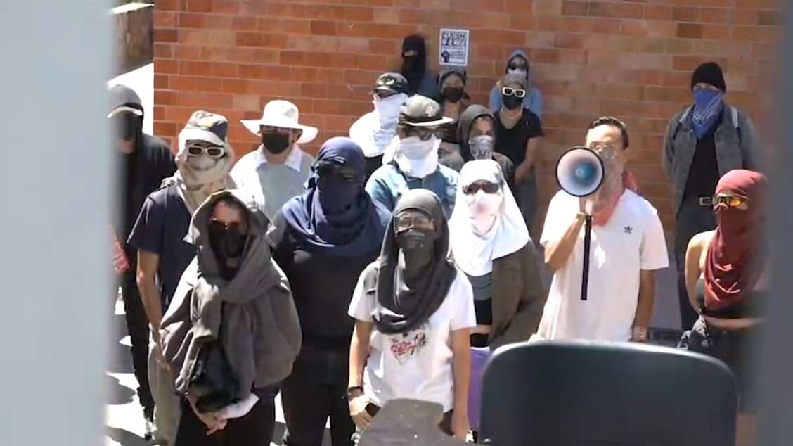 Los manifestantes son jóvenes que se oponen a la mudanza de las instalaciones a la zona de Belenes.