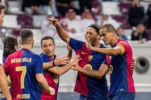 Ronaldinho brilla el Clásico de leyendas entre Barcelona y Real Madrid