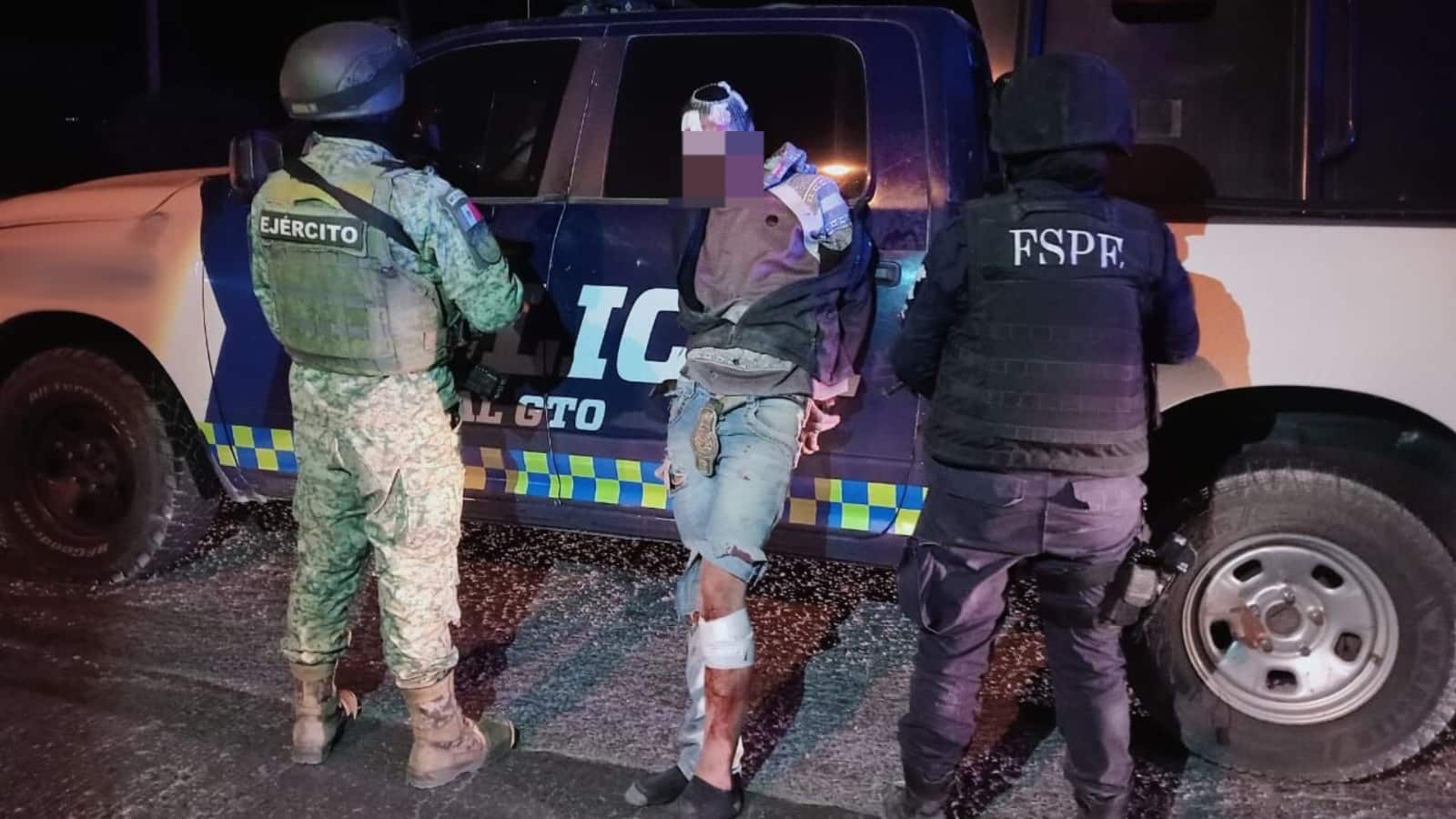 El operativo CONFIA permitió detener a un presunto implicado en homicidios, quien fue hallado armado y lesionado junto a una motocicleta en un camino rural.