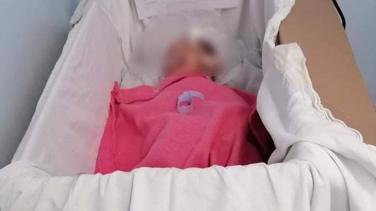 Colocan a recién nacida en caja de cartón en hospital de Oaxaca.
