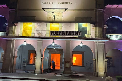 Protestas por asesinato del alcalde de Uruapan dejan disturbios en Morelia y vandalismo en Apatzingán