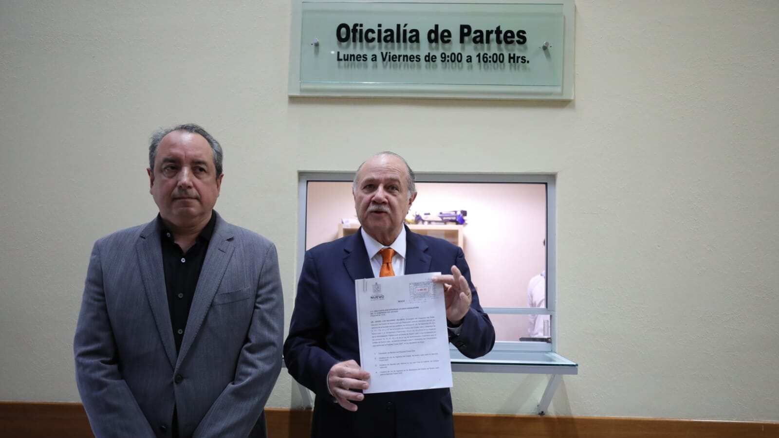 Carlos Garza Ibarra, secretario de Finanzas y Tesorero de NL y Javier Navarro, encargado de Despacho del Gobierno estatal.