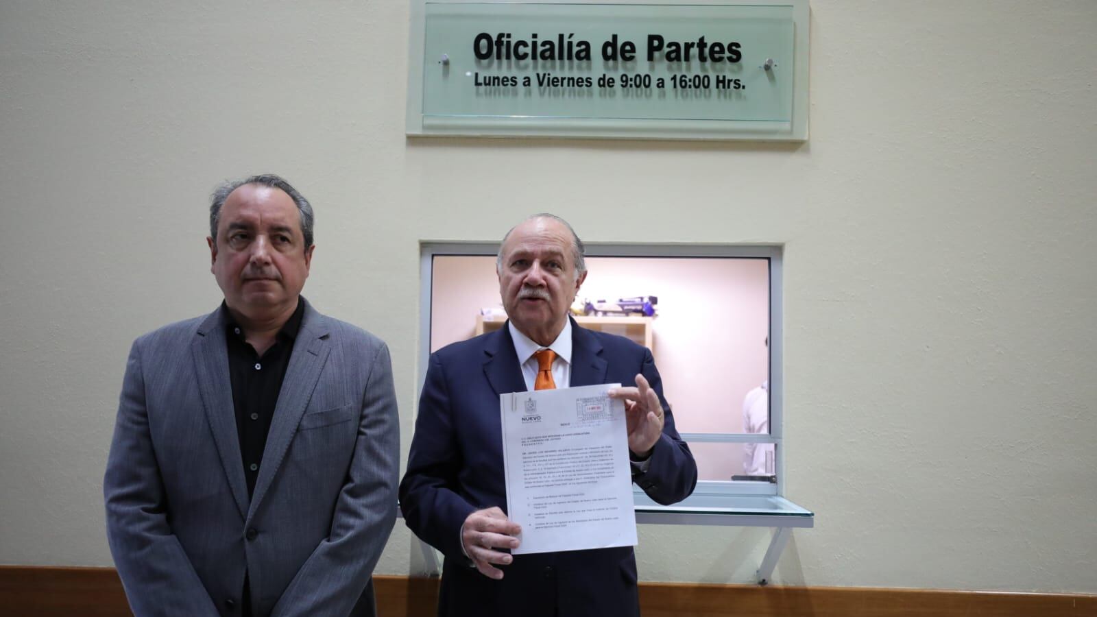 Carlos Garza Ibarra, secretario de Finanzas y Tesorero de NL y Javier Navarro, encargado de Despacho del Gobierno estatal.
