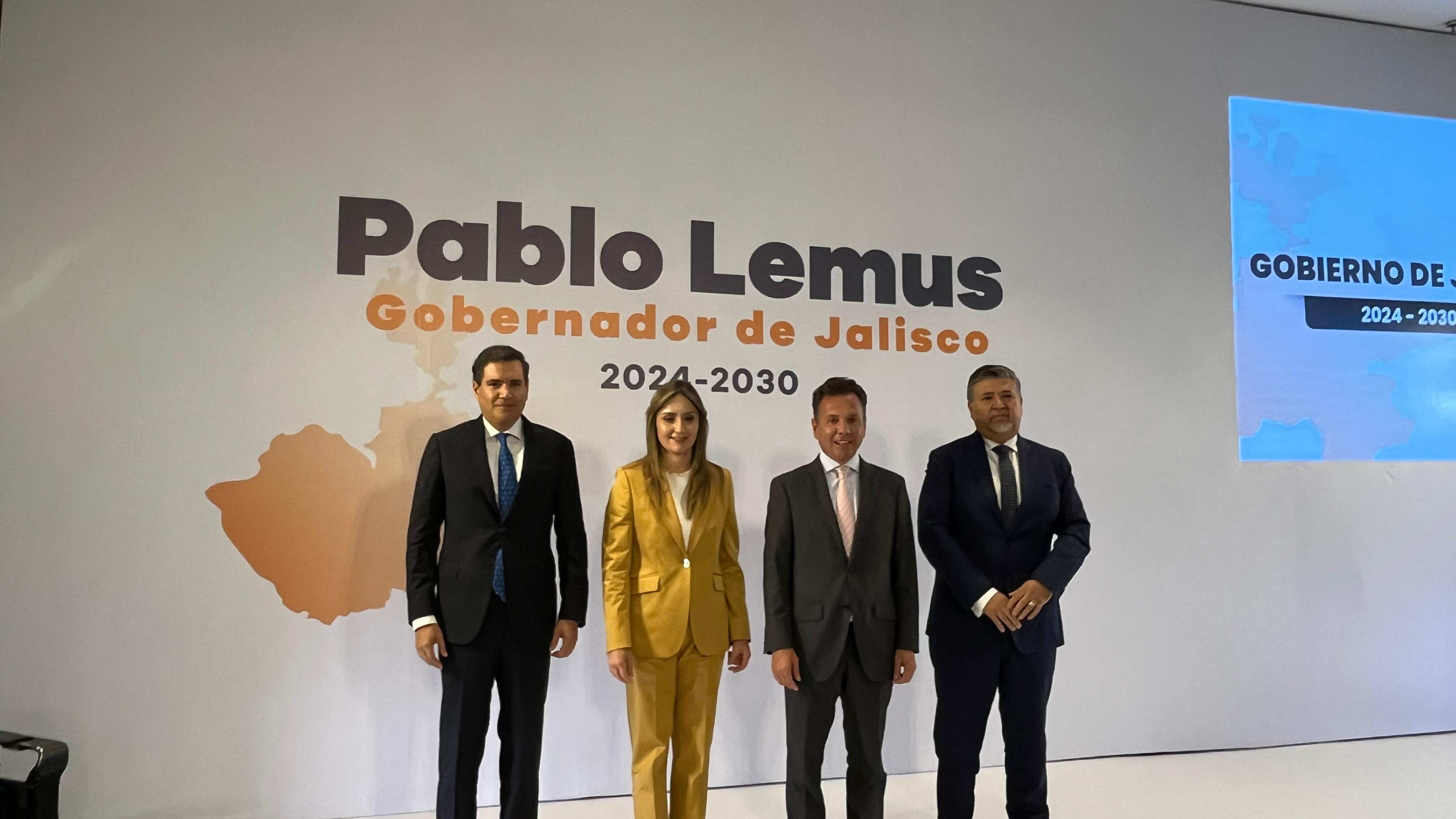 El Gobernador electo de Jalisco, Pablo Lemus, presentó la segunda parte de su equipo de trabajo del gabinete de economía, con perfiles especialistas en finanzas, gestión pública y fiscalistas.
