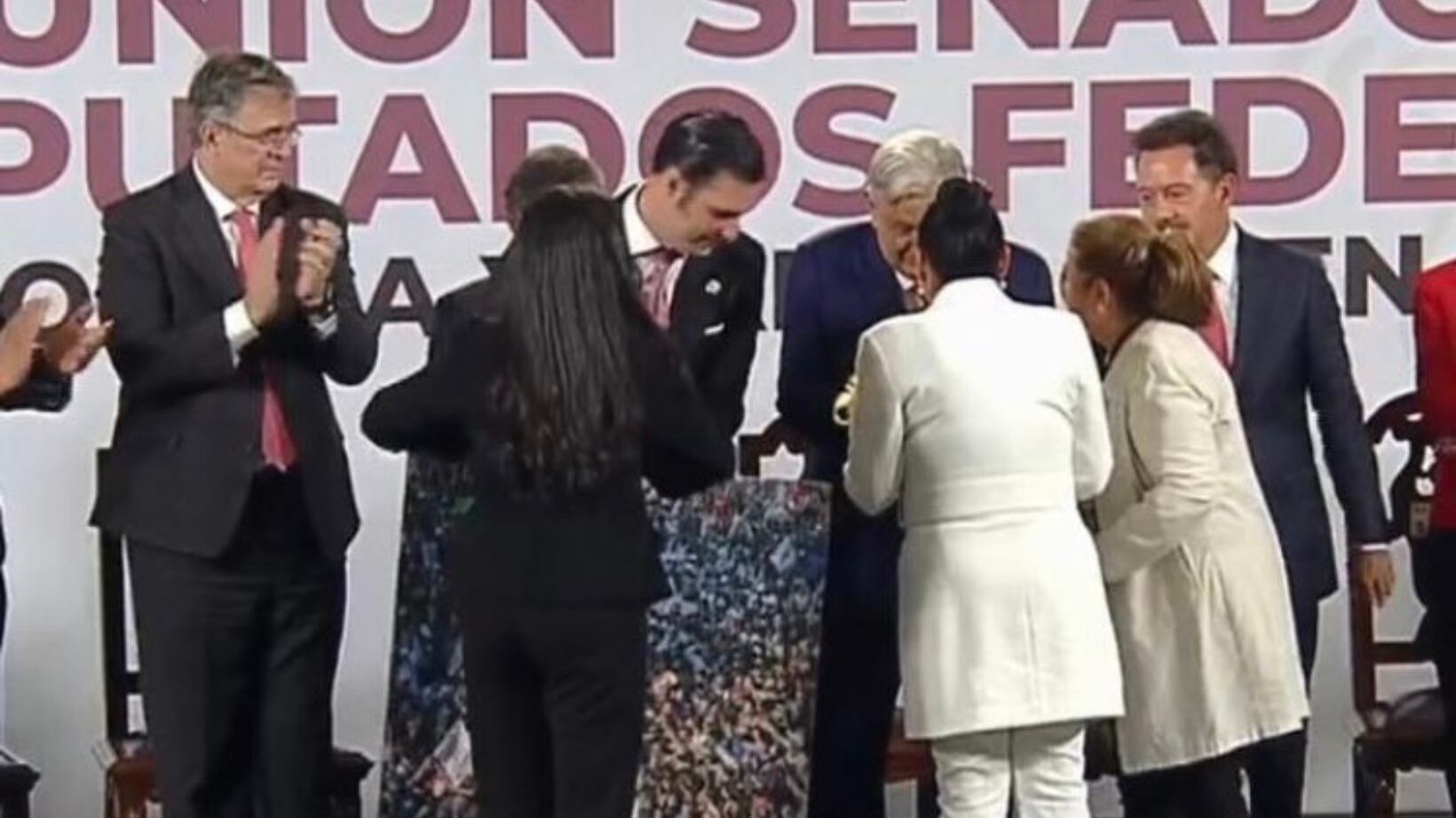 Miguel Torruco entregando la fotografía de
Luis Antonio Rojas al presidente López Obrador
