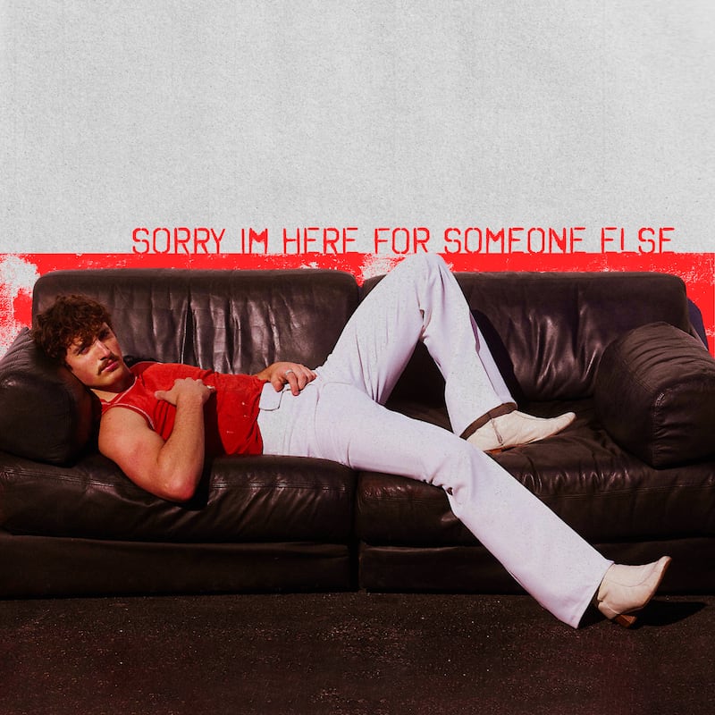 Benson Boone marca su regreso con el estreno de “Sorry I’m Here For Someone Else”