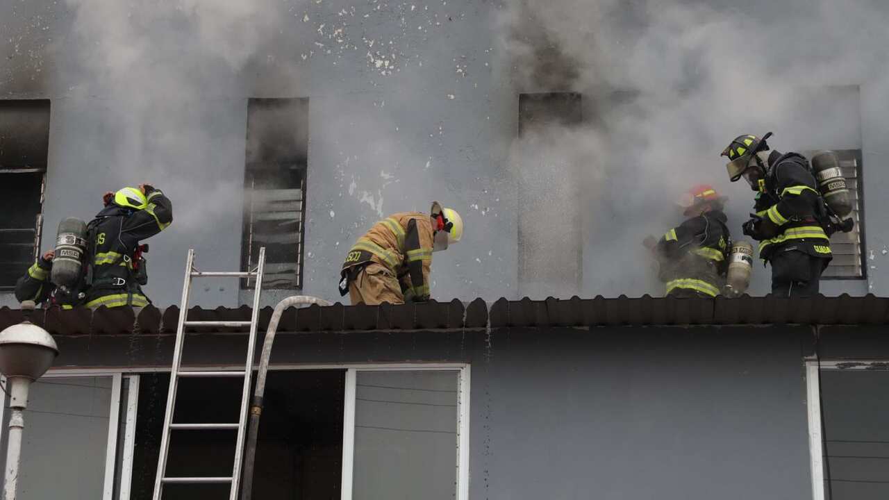 El tercer nivel de la Base de la Secretaría de Seguridad del Estado, el área de dormitorios se incendió, por lo que Bomberos de diferentes corporaciones acudieron a contener el fuego, los brigadistas localizaron a un policía estatal sin vida, según informaron fue el que evacuó a sus compañeros.