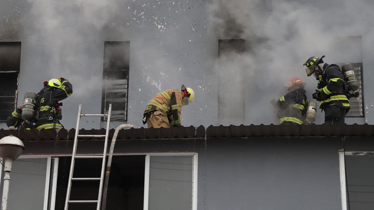 El tercer nivel de la Base de la Secretaría de Seguridad del Estado, el área de dormitorios se incendió, por lo que Bomberos de diferentes corporaciones acudieron a contener el fuego, los brigadistas localizaron a un policía estatal sin vida, según informaron fue el que evacuó a sus compañeros.