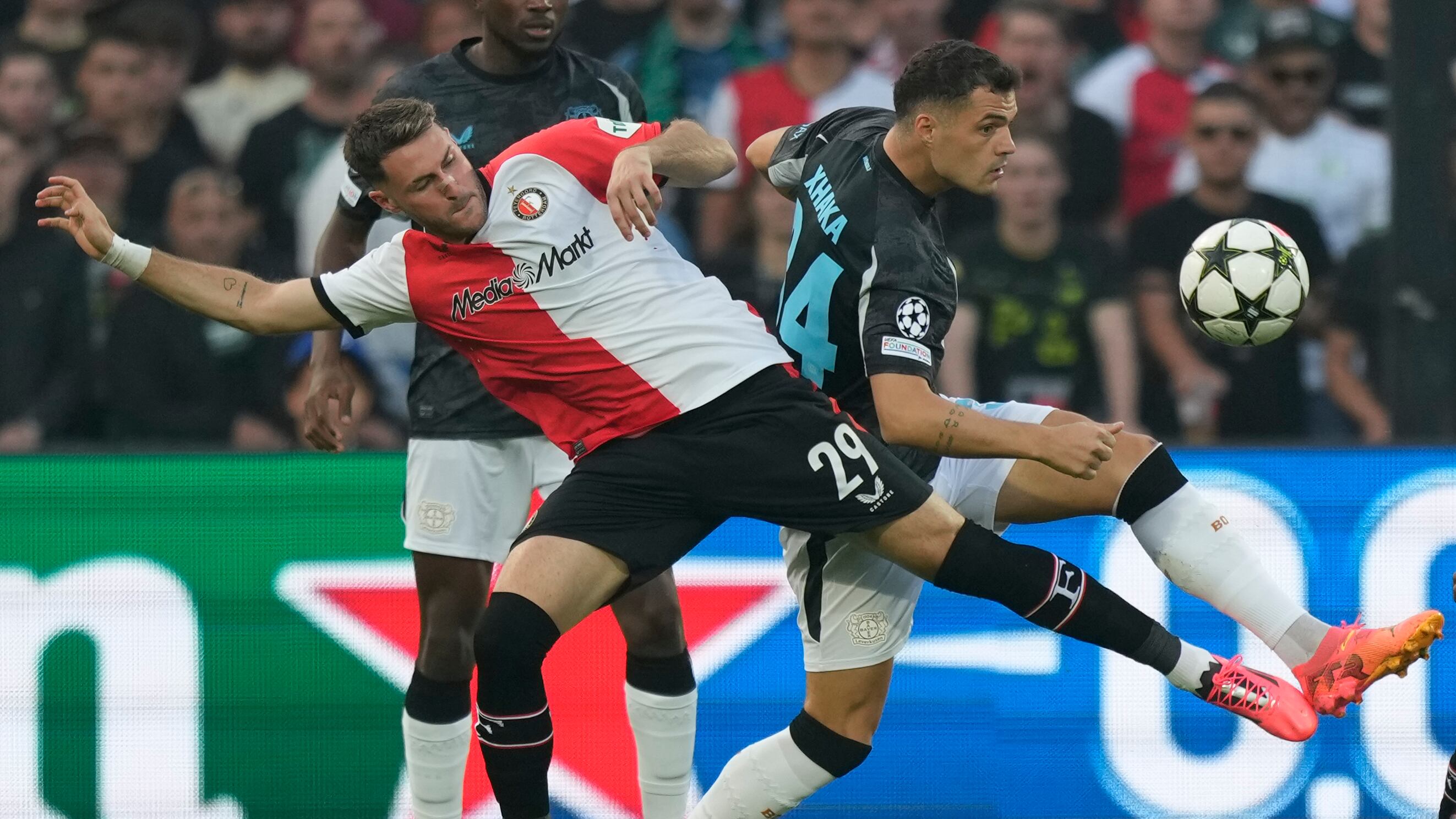 Santiago Giménez no pudo marcar gol ante Bayer Leverkusen.