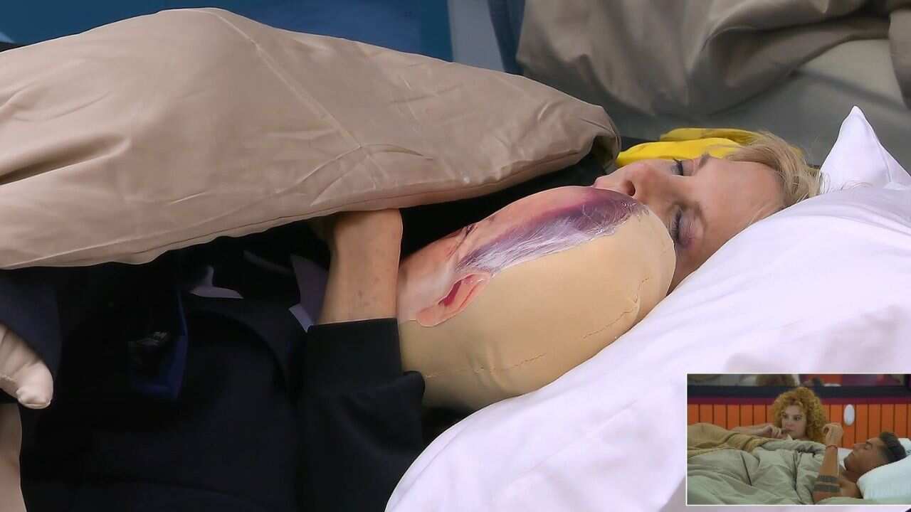 La periodista provocó la carcajadas de sus compañeros con sus preguntas a la jefa