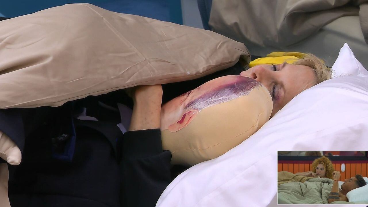 La periodista provocó la carcajadas de sus compañeros con sus preguntas a la jefa