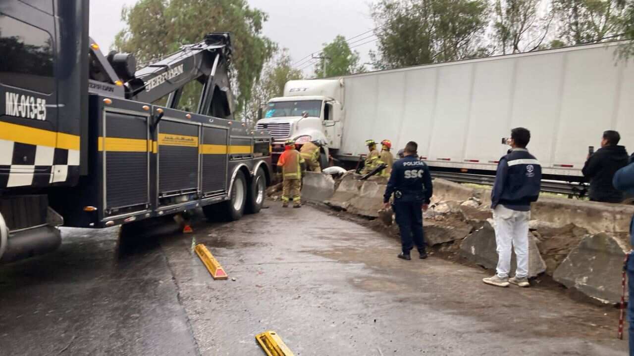 Insurgentes Sur: Choque de tráiler frente a CU interrumpe servicio de Metrobús y provoca caos vial