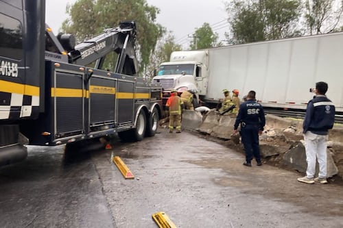 Choque de tráiler frente a CU interrumpe servicio de Metrobús y provoca caos vial en Insurgentes Sur