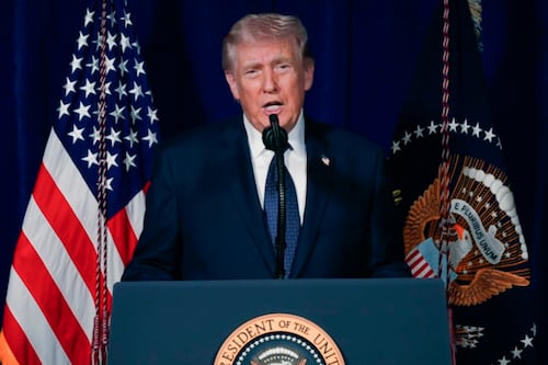 ¡Se encienden las alarmas! Donald Trump es captado con extraña lesión en el cuello