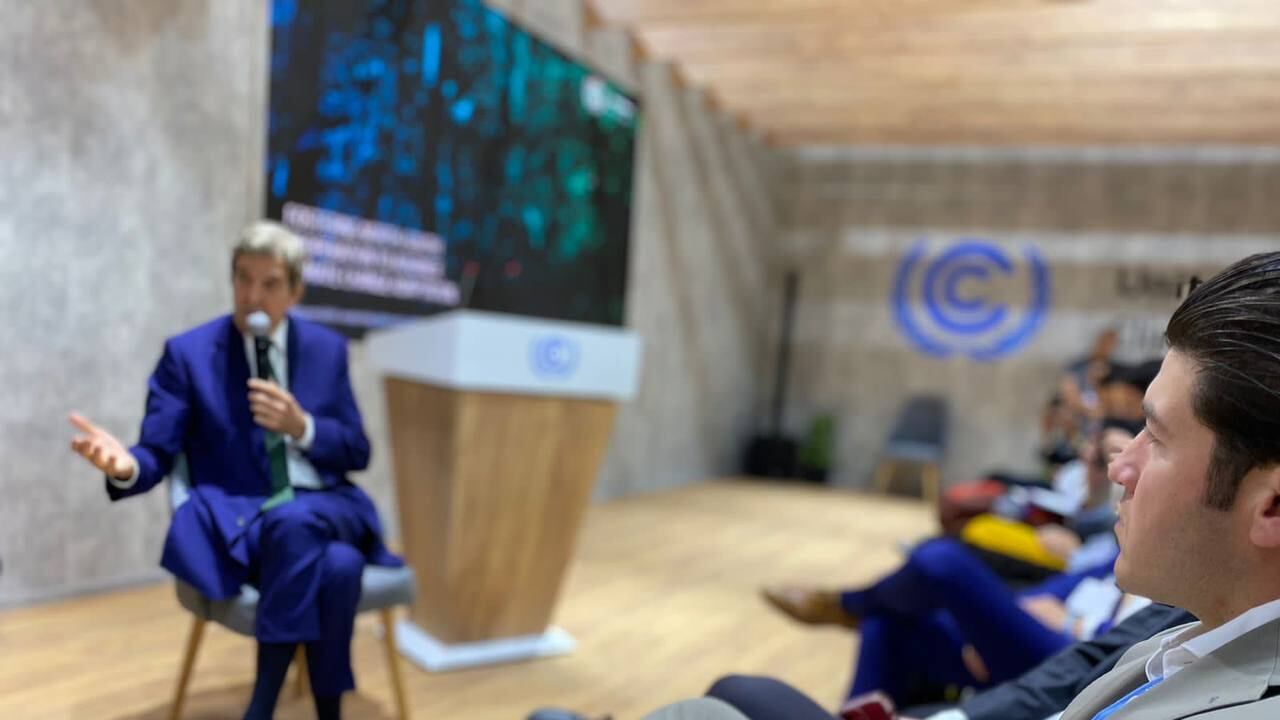 García estuvo en primera fila durante la exposición de John Kerry en la COP27.