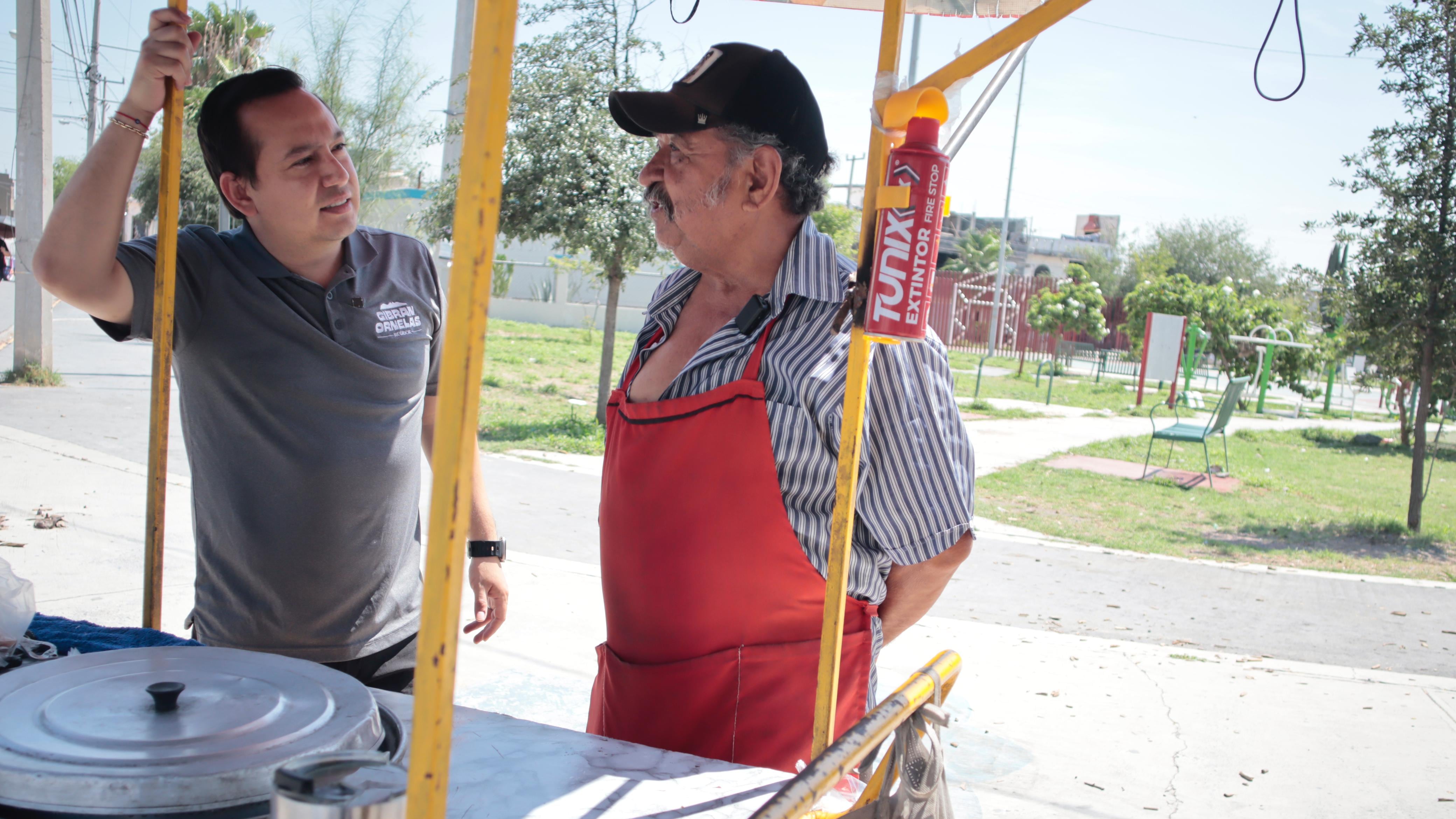 Ornelas visita los negocios y los da a conocer con Échale Monterrey.