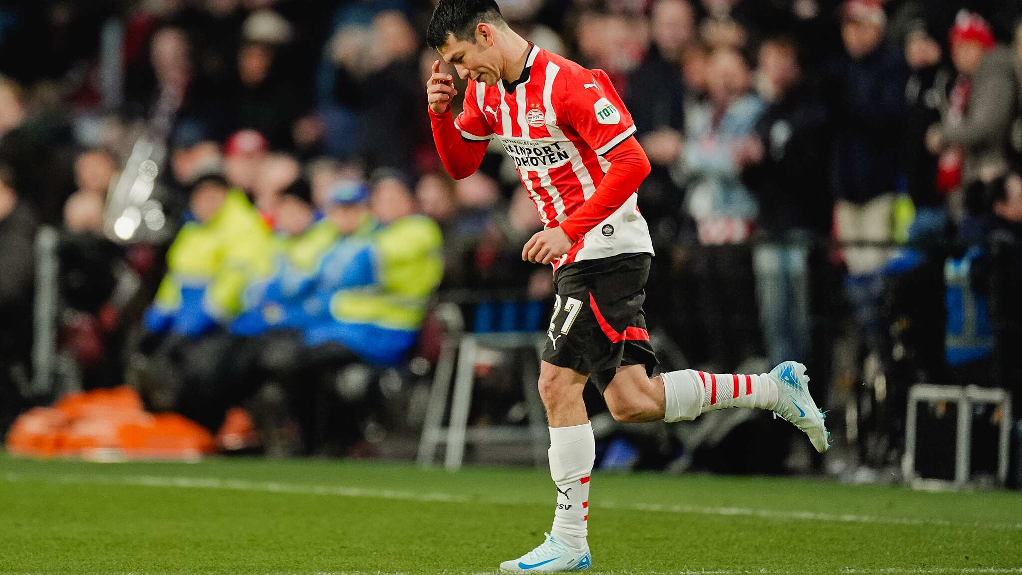 Hirving Lozano ganó cuatro títulos en Europa.