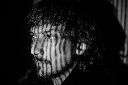 León Larregui activa cuenta regresiva para su disco ‘Manifiesto de un Tremendo Delirio’