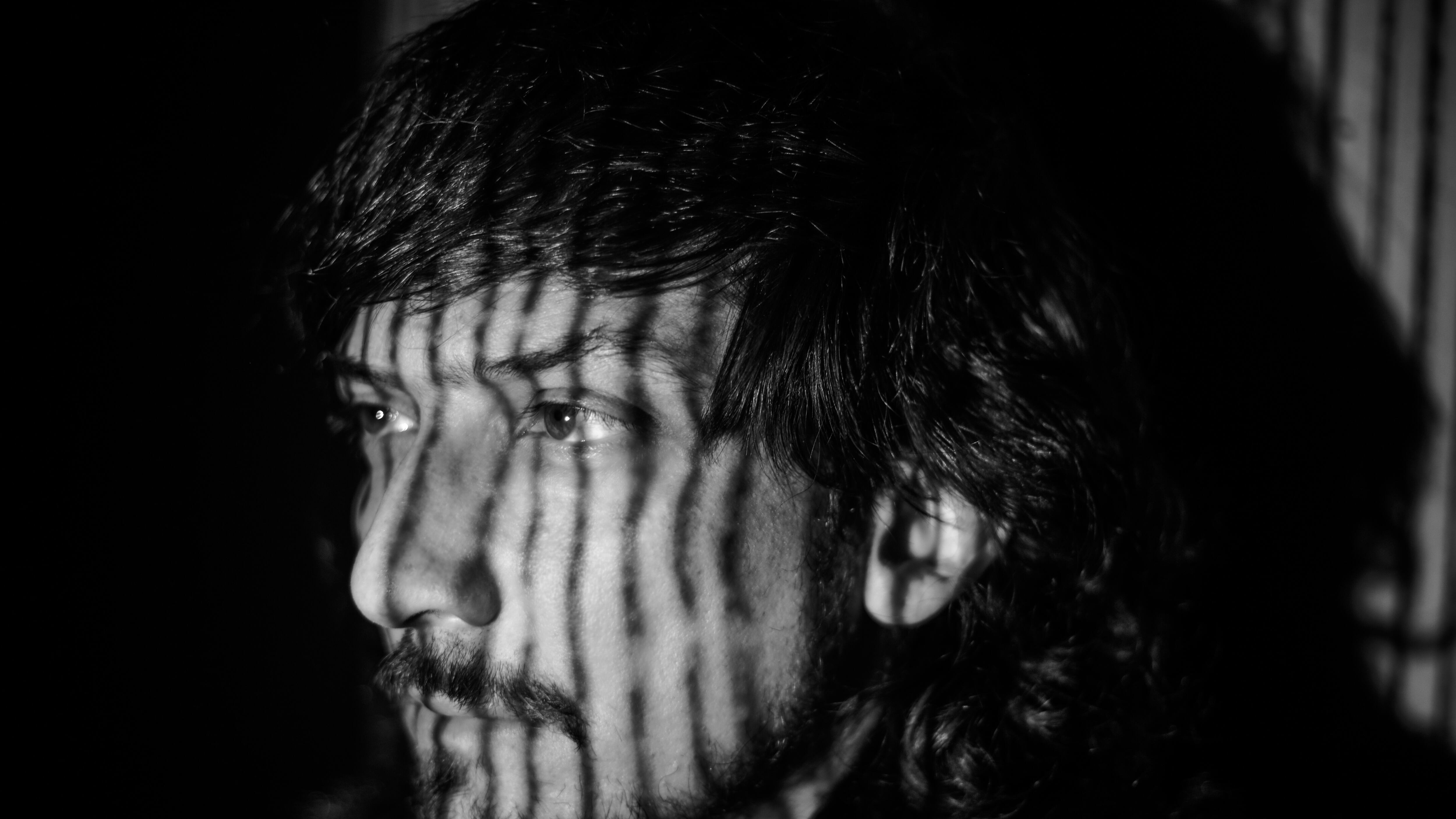 El vocalista de Zoé realiza su gira en solitario para presentar su tercer disco en Latinoamérica.