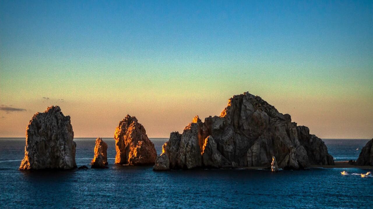 Sobresale por sus experiencias únicas, su vibrante vida marina, su exclusiva oferta hotelera de lujo y su compromiso con el turismo sostenible