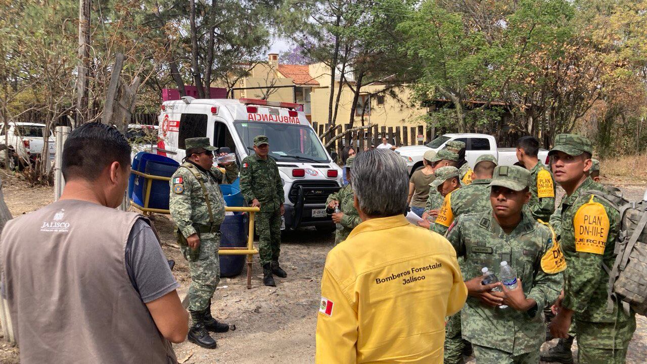 Bomberos combaten las llamas.