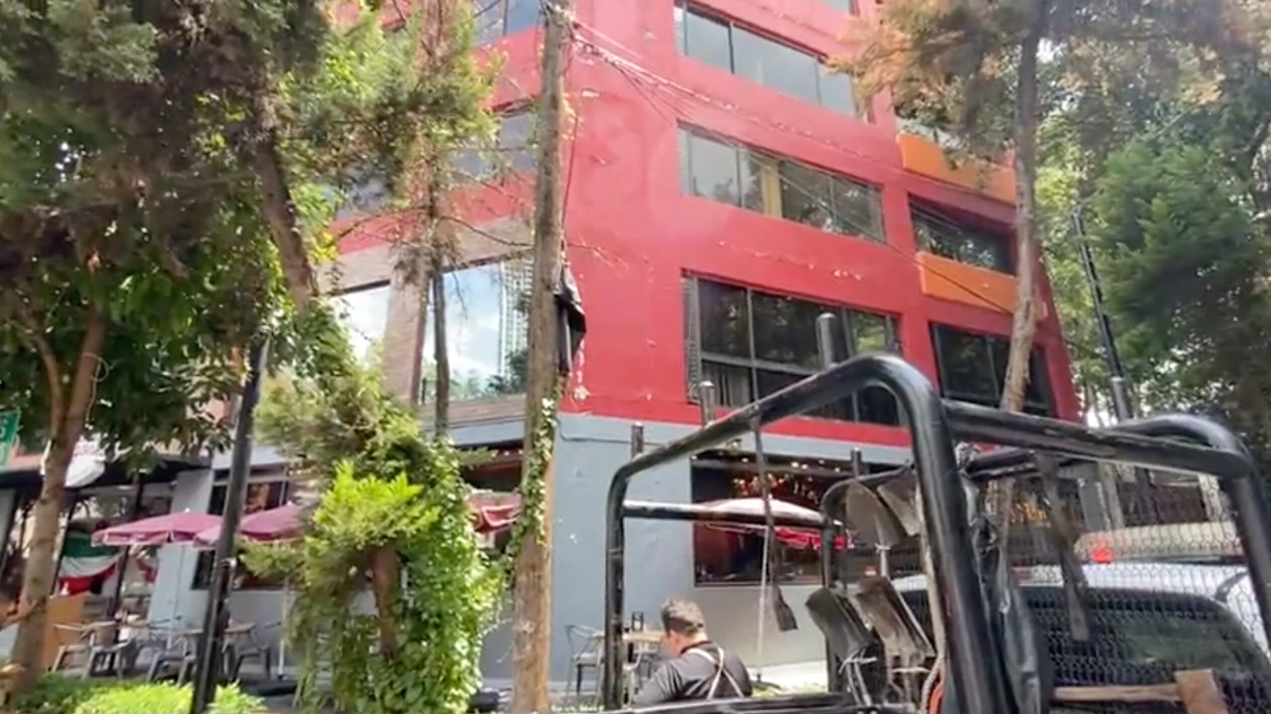El movimiento telúrico provocó daños en algunos edificios. (Especial)