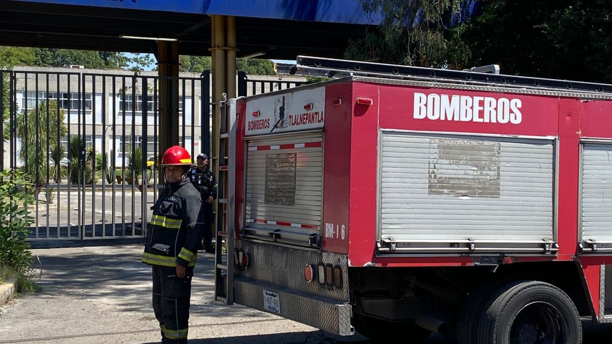 Un equipo de bomberos asistió a la institución para salvaguardar la vida de los alumnos ante la amenaza