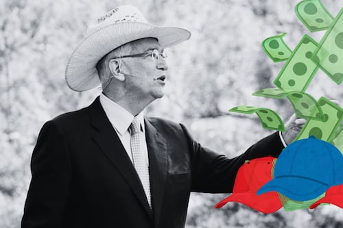 Salinas Pliego regala gorras en X mientras enfrenta disputa fiscal millonaria con el SAT