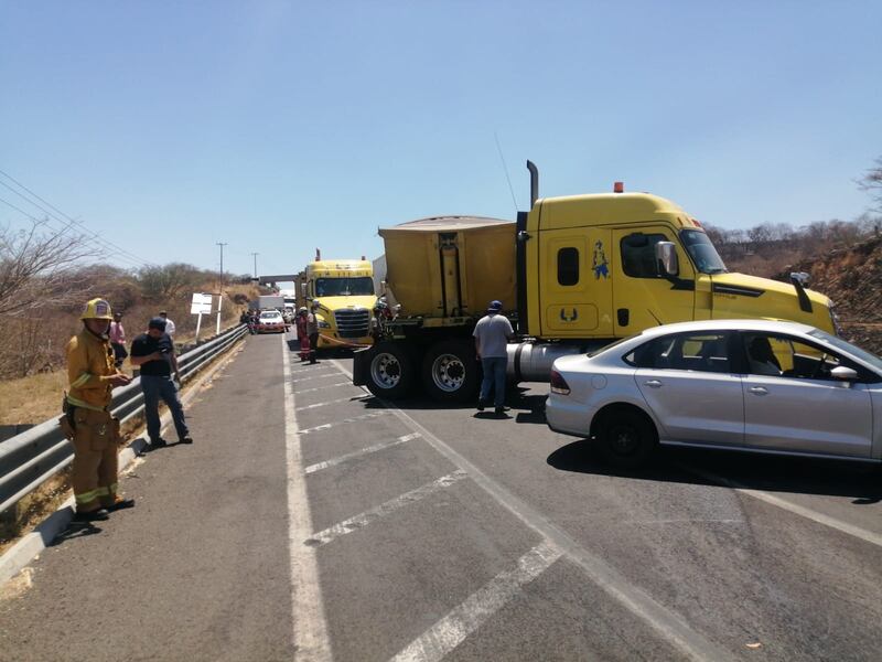 Debido al percance, la vialidad en la autopista quedó cerrada durante varias horas.