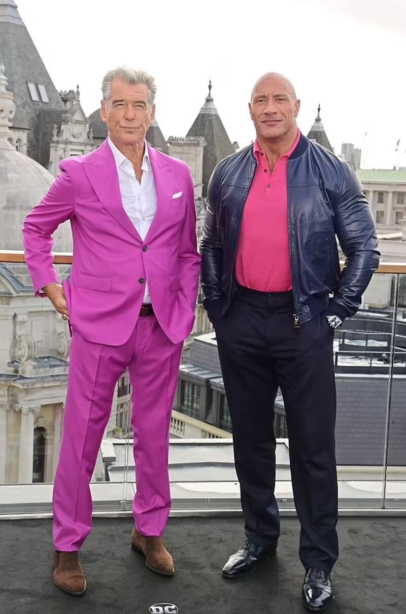 Pierce Brosnan y Dwayne Johnson. Foto: Daily Mail