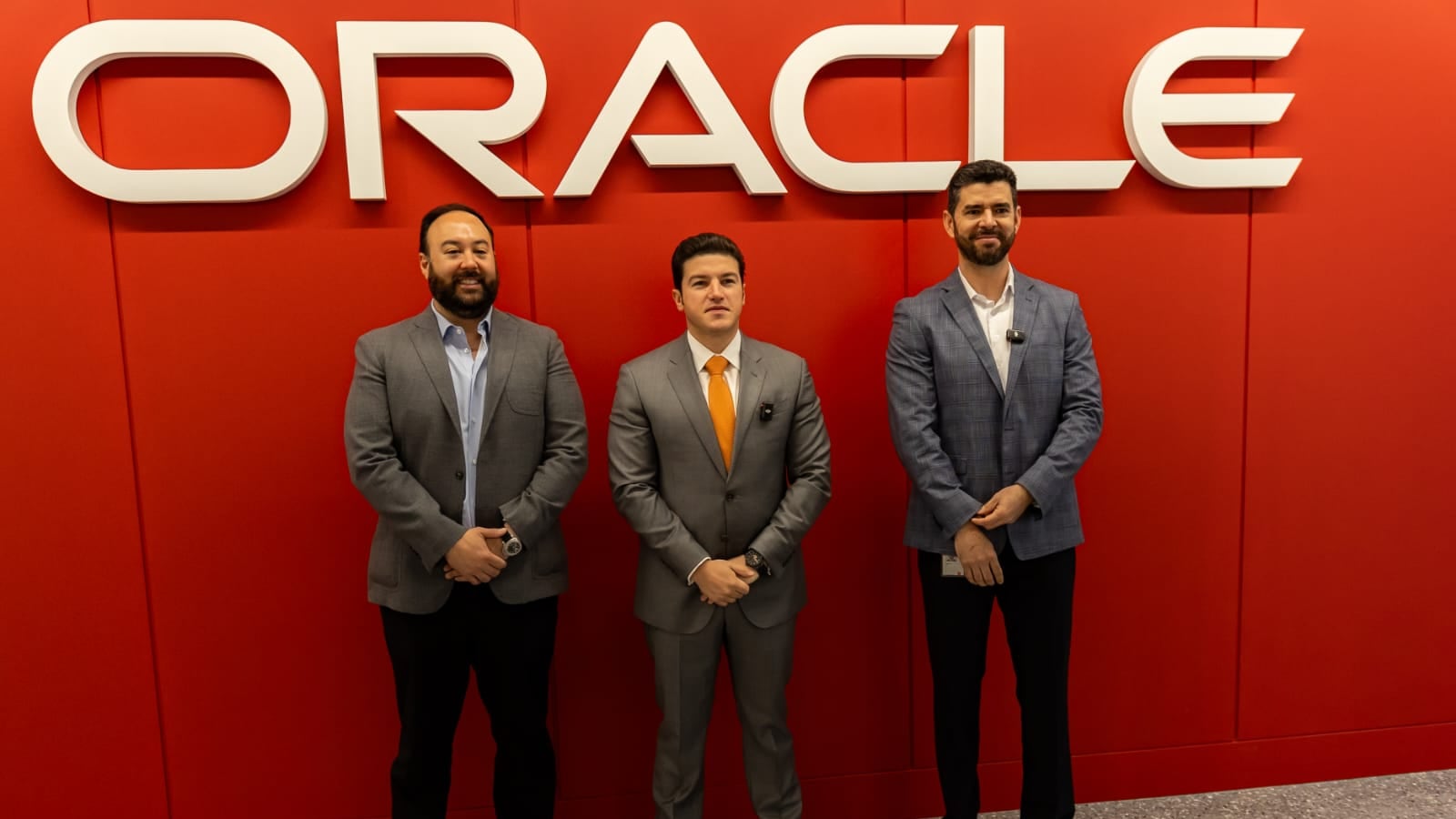 Emmanuel Loo. subsecretario de Inversión de la Secretaría de Economía; Samuel García, gobernador de NL y Fernando Irure, director del sector público en México, de Oracle.