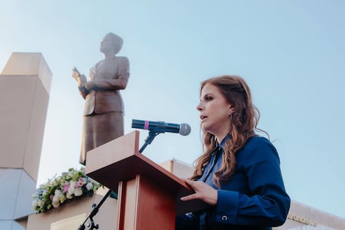 La UDG celebra su centenario con estatua de Irene Robledo, la primera mujer en su explanada